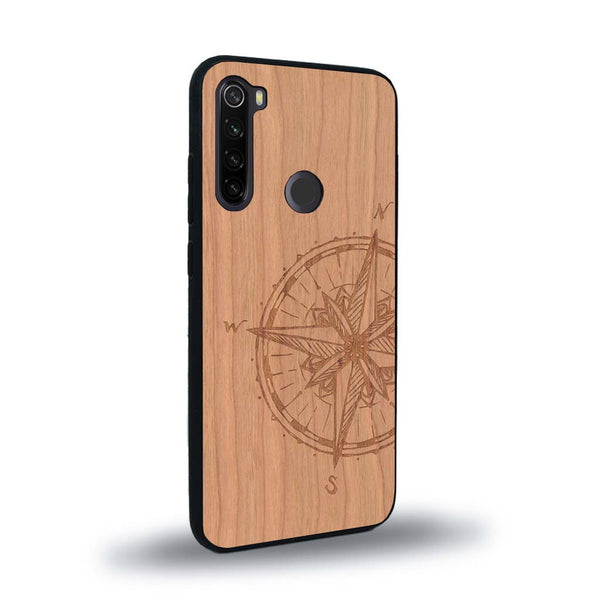 Coque de protection en bois véritable fabriquée en France pour Xiaomi Redmi Note 8 avec une gravure "rose des vents" sur le thème nautique et de l'océan qui s'inspire des boussoles de pirate