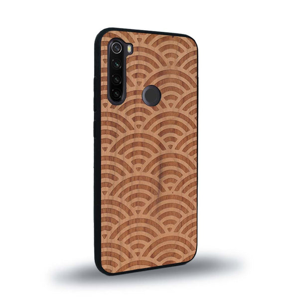 Coque de protection en bois véritable fabriquée en France pour Xiaomi Redmi Note 8 baptisée "La Sinjak" avec un motif de gravure abstrait représentant la répétition d'un symbole wifi