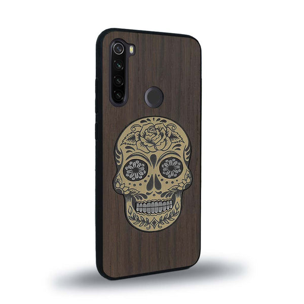 Coque de protection en bois véritable fabriquée en France pour Xiaomi Redmi Note 8 alliant du chêne fumé avec du métal argenté et doré représentant une tête de mort mexicaine sur le thème Dia de los Muertos