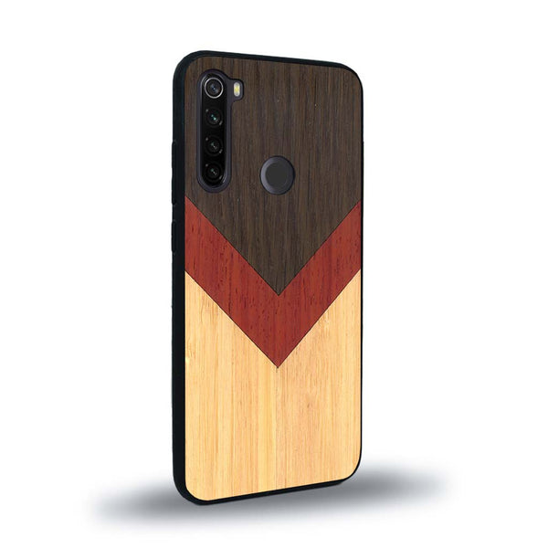 Coque de protection en bois véritable fabriquée en France pour Xiaomi Redmi Note 8 alliant du chêne fumé, du padouk et du bambou en forme de chevron sur le thème de l'art abstrait
