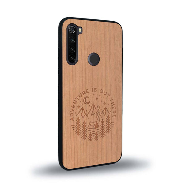 Coque de protection en bois véritable fabriquée en France pour Xiaomi Redmi Note 8 sur le thème du camping en pleine nature et du bivouac avec la phrase "Aventure is out there"