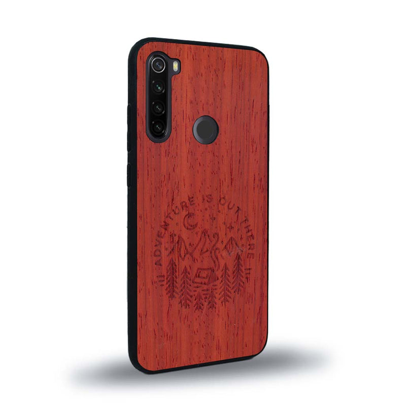 Coque de protection en bois véritable fabriquée en France pour Xiaomi Redmi Note 8 sur le thème du camping en pleine nature et du bivouac avec la phrase "Aventure is out there"