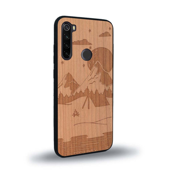 Coque de protection en bois véritable fabriquée en France pour Xiaomi Redmi Note 8 sur le thème du camping en pleine nature représentant une tente avec un feu de camp entouré de montagnes