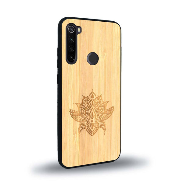Coque de protection en bois véritable fabriquée en France pour Xiaomi Redmi Note 8 sur le thème de la nature et du yoga avec une gravure zen représentant une fleur de lotus
