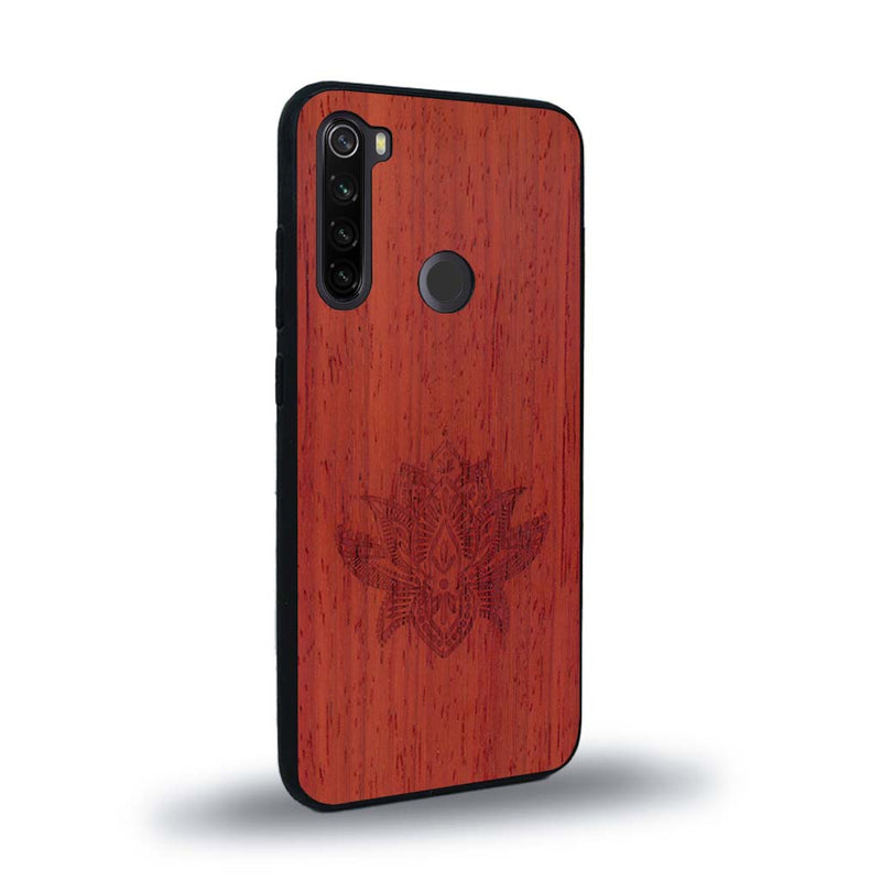 Coque de protection en bois véritable fabriquée en France pour Xiaomi Redmi Note 8 sur le thème de la nature et du yoga avec une gravure zen représentant une fleur de lotus