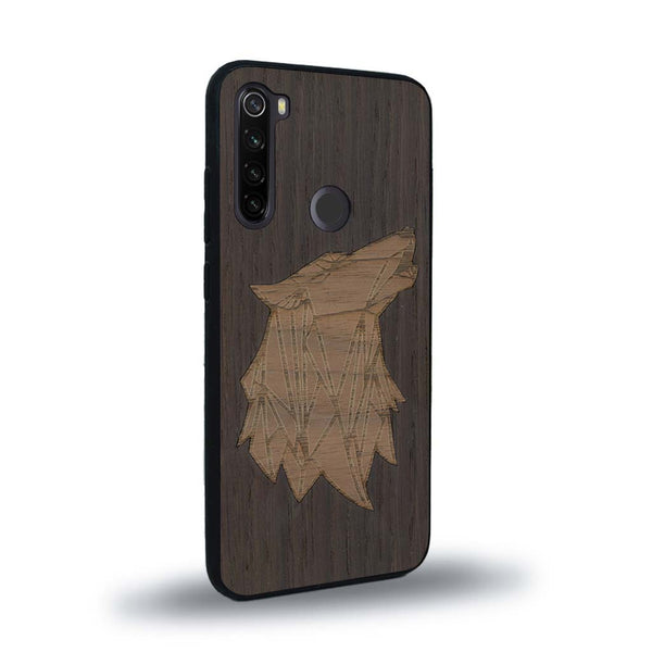 Coque de protection en bois véritable fabriquée en France pour Xiaomi Redmi Note 8 alliant du chêne fumé et du noyer représentant une tête de loup géométrique de profil sur le thème des animaux et de la nature