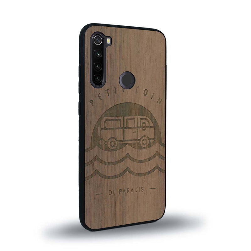 Coque de protection en bois véritable fabriquée en France pour Xiaomi Redmi Note 8 sur le thème des voyages en vans, vanlife et chill avec une gravure représentant un van vw combi devant le soleil couchant sur une plage avec des vagues