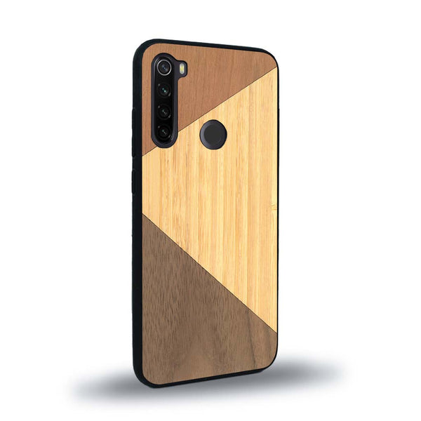 Coque de protection en bois véritable fabriquée en France pour Xiaomi Redmi Note 8 alliant du merisier, du noyer et du bambou formant chacun deux triangles et un trapèze avec deux jointures en diagonale sur le thème de l'art abstrait