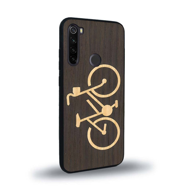 Coque de protection en bois véritable fabriquée en France pour Xiaomi Redmi Note 8 sur le theme du vélo et de l'outdoor qui allie du bambou et du chêne fumé représentant un vélo