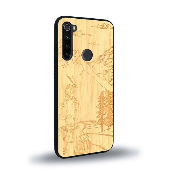 Coque de protection en bois véritable fabriquée en France pour Xiaomi Redmi Note 8 sur le thème de la randonnée en montagne et de l'aventure avec une gravure représentant une femme de dos face à un paysage de nature