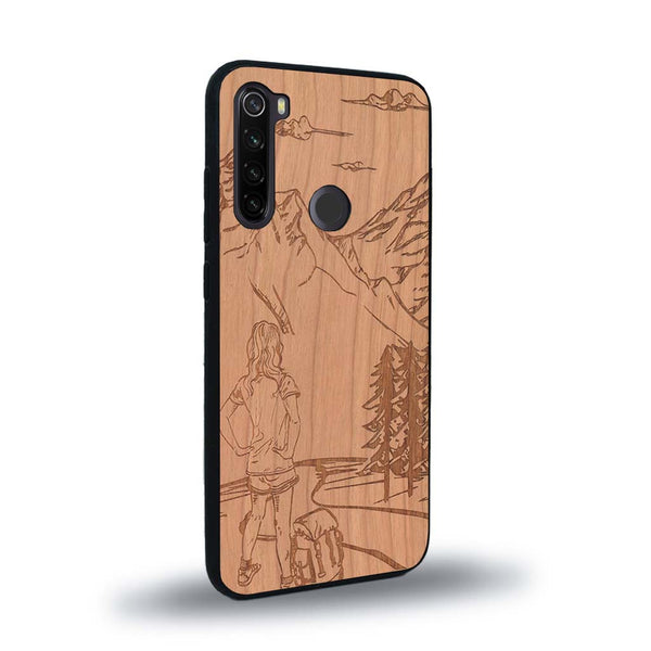 Coque de protection en bois véritable fabriquée en France pour Xiaomi Redmi Note 8 sur le thème de la randonnée en montagne et de l'aventure avec une gravure représentant une femme de dos face à un paysage de nature