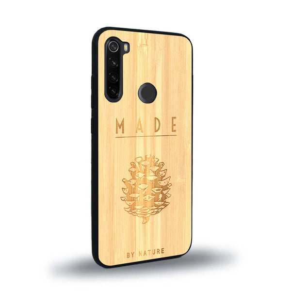 Coque de protection en bois véritable fabriquée en France pour Xiaomi Redmi Note 8 sur le thème de la nature et des arbres avec une gravure représentant une pomme de pin et la phrase "made by nature"