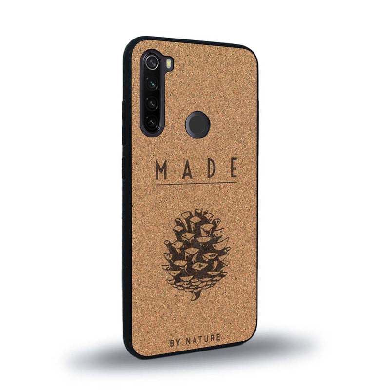 Coque de protection en bois véritable fabriquée en France pour Xiaomi Redmi Note 8 sur le thème de la nature et des arbres avec une gravure représentant une pomme de pin et la phrase "made by nature"
