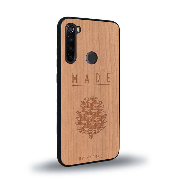 Coque de protection en bois véritable fabriquée en France pour Xiaomi Redmi Note 8 sur le thème de la nature et des arbres avec une gravure représentant une pomme de pin et la phrase "made by nature"