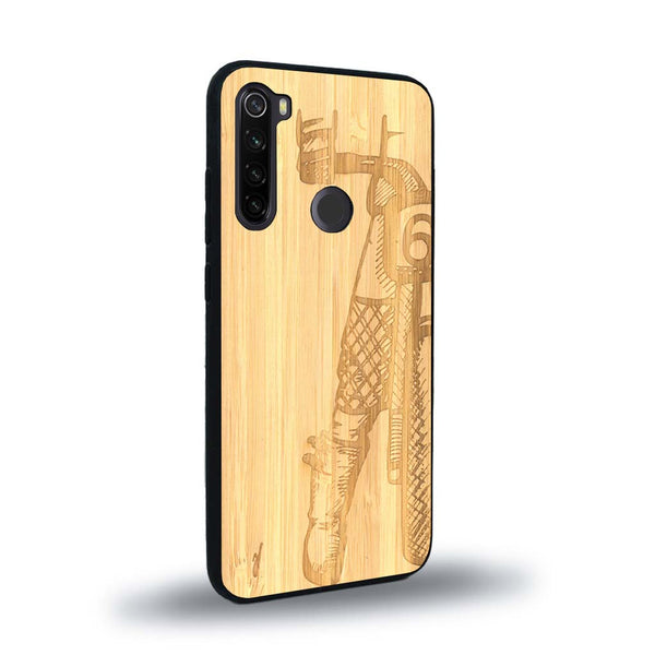 Coque de protection en bois véritable fabriquée en France pour Xiaomi Redmi Note 8 représentant une vue de face d'une femme sur une moto vintage dessinée à la main par l'artiste Maud Dabs