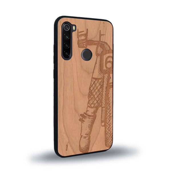 Coque de protection en bois véritable fabriquée en France pour Xiaomi Redmi Note 8 représentant une vue de face d'une femme sur une moto vintage dessinée à la main par l'artiste Maud Dabs