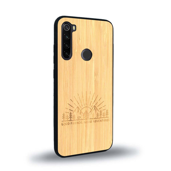 Coque de protection en bois véritable fabriquée en France pour Xiaomi Redmi Note 8 sur le thème chill et nature avec un motif représentant un levé de soleil sur un paysage de montagne avec des sapins et un chalet et la phrase "Good friends, good adventure"