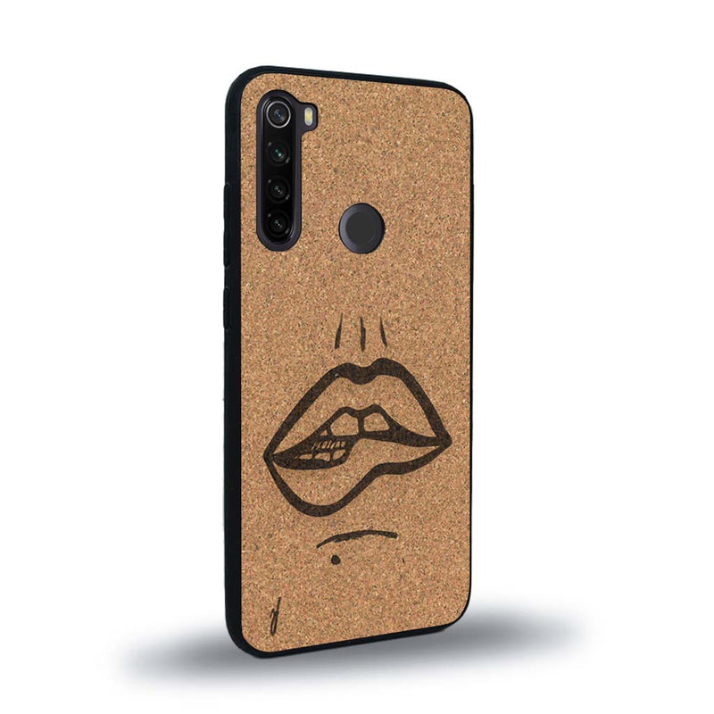 Coque de protection en bois véritable fabriquée en France pour Xiaomi Redmi Note 8 représentant de manière minimaliste une bouche de féminine se mordant le coin de la lèvre de manière sensuelle dessinée à la main par l'artiste Maud Dabs