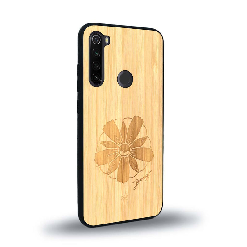 Coque de protection en bois véritable fabriquée en France pour Xiaomi Redmi Note 8T sur le thème des fleurs et de la montagne avec un motif de gravure représentant les pétales d'une fleur des montagnes