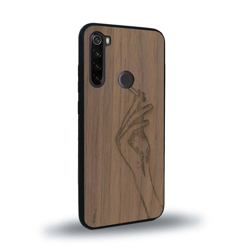 Coque de protection en bois véritable fabriquée en France pour Xiaomi Redmi Note 8T représentant une main de femme tenant une cigarette de type line art en collaboration avec l'artiste Maud Dabs