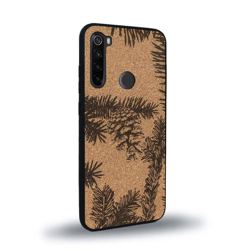 Coque de protection en bois véritable fabriquée en France pour Xiaomi Redmi Note 8T sur le thème de la nature des arbres avec un motif de gravure représentant des épines de sapin et des pommes de pin