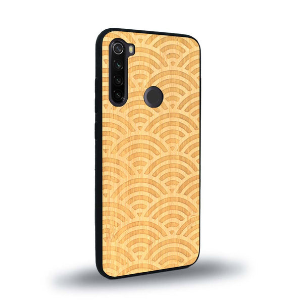 Coque de protection en bois véritable fabriquée en France pour Xiaomi Redmi Note 8T baptisée "La Sinjak" avec un motif de gravure abstrait représentant la répétition d'un symbole wifi