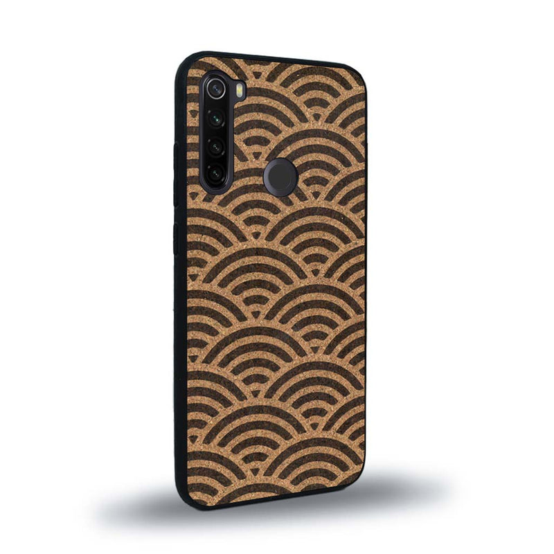 Coque de protection en bois véritable fabriquée en France pour Xiaomi Redmi Note 8T baptisée "La Sinjak" avec un motif de gravure abstrait représentant la répétition d'un symbole wifi