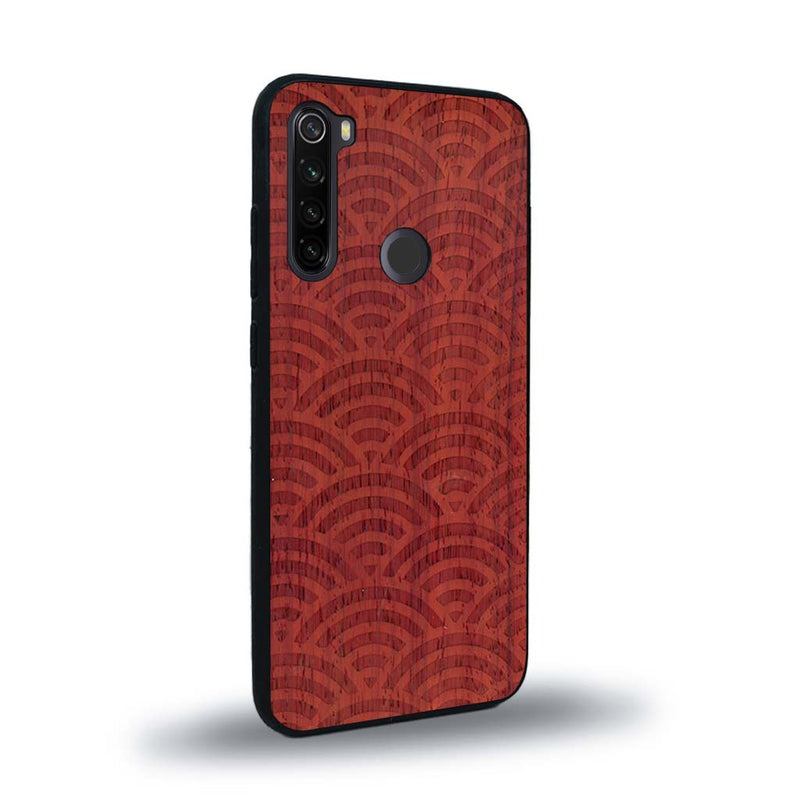 Coque de protection en bois véritable fabriquée en France pour Xiaomi Redmi Note 8T baptisée "La Sinjak" avec un motif de gravure abstrait représentant la répétition d'un symbole wifi