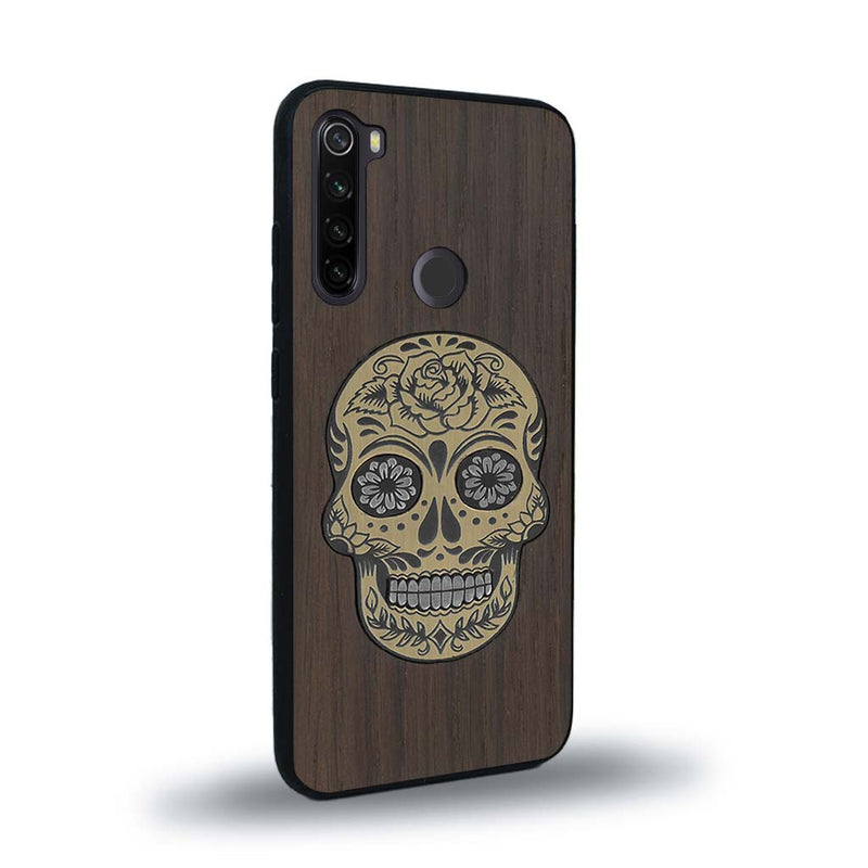 Coque de protection en bois véritable fabriquée en France pour Xiaomi Redmi Note 8T alliant du chêne fumé avec du métal argenté et doré représentant une tête de mort mexicaine sur le thème Dia de los Muertos