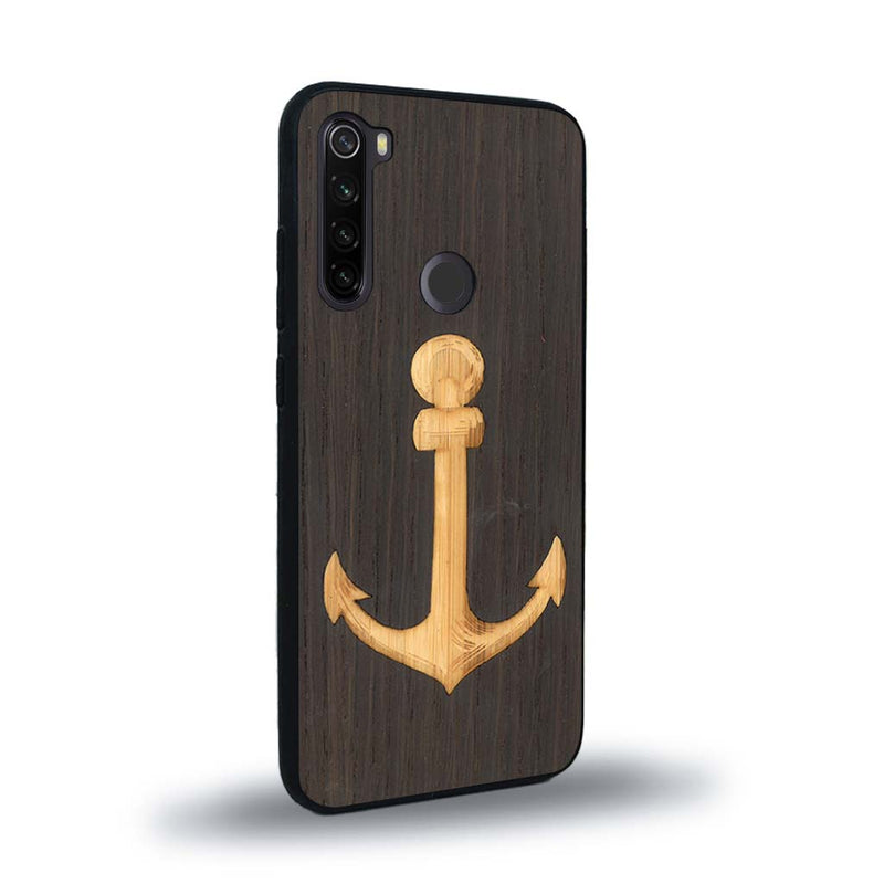 Coque de protection en bois véritable fabriquée en France pour Xiaomi Redmi Note 8T sur le thème nautique avec un bois clair et un bois foncé représentant une ancre de bateau