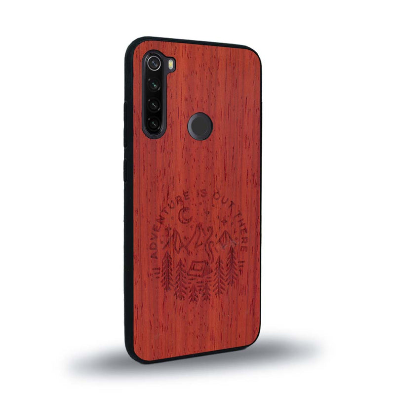 Coque de protection en bois véritable fabriquée en France pour Xiaomi Redmi Note 8T sur le thème du camping en pleine nature et du bivouac avec la phrase "Aventure is out there"