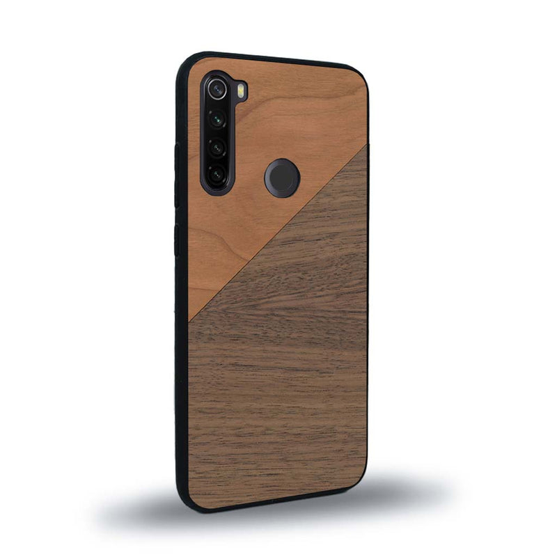 Coque de protection en bois véritable fabriquée en France pour Xiaomi Redmi Note 8T alliant du merisier et du noyer formant chacun un triangle avec une jointure en diagonale sur le thème de l'art abstrait