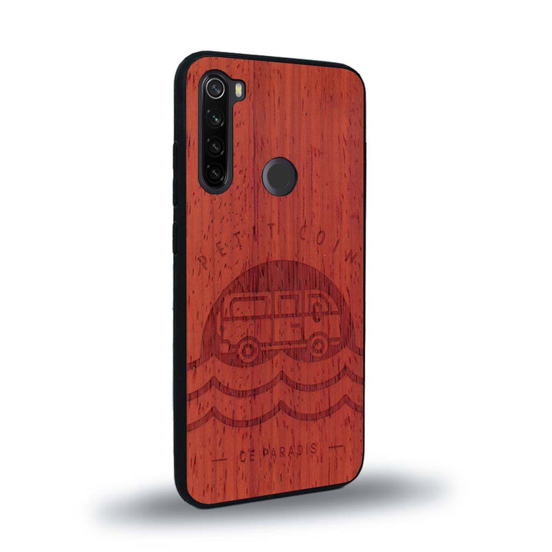 Coque de protection en bois véritable fabriquée en France pour Xiaomi Redmi Note 8T sur le thème des voyages en vans, vanlife et chill avec une gravure représentant un van vw combi devant le soleil couchant sur une plage avec des vagues