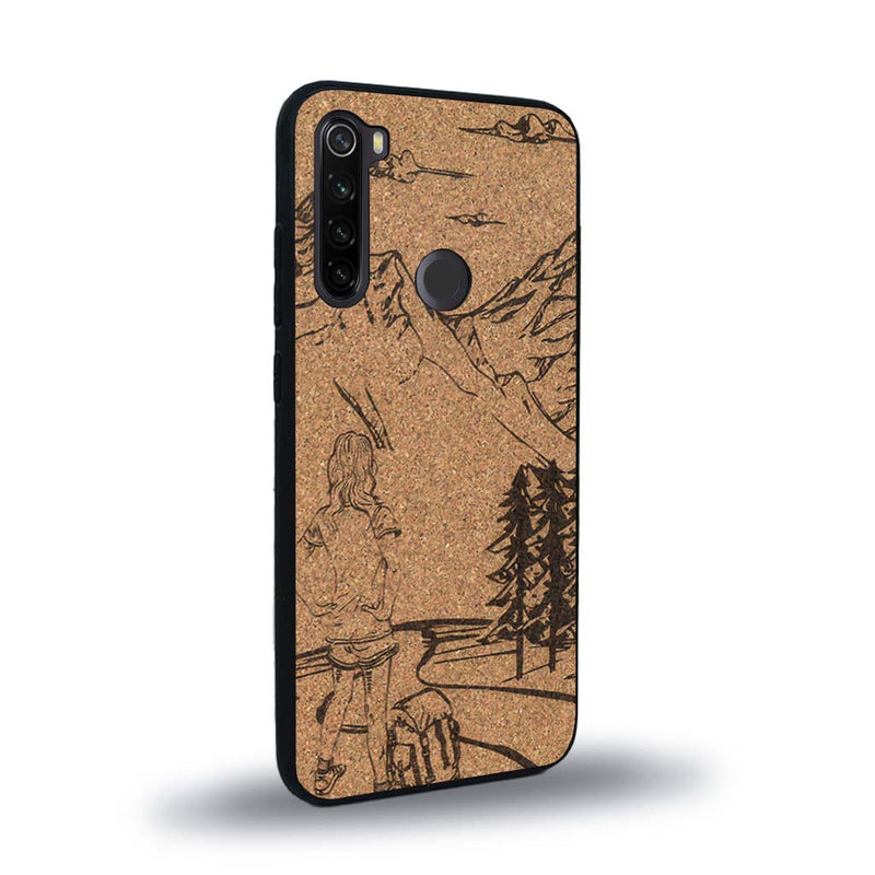 Coque de protection en bois véritable fabriquée en France pour Xiaomi Redmi Note 8T sur le thème de la randonnée en montagne et de l'aventure avec une gravure représentant une femme de dos face à un paysage de nature