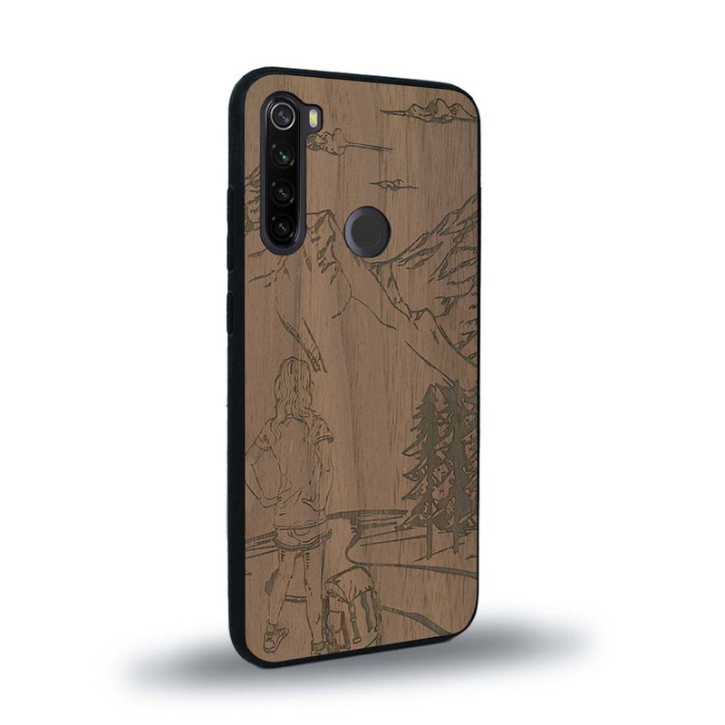 Coque de protection en bois véritable fabriquée en France pour Xiaomi Redmi Note 8T sur le thème de la randonnée en montagne et de l'aventure avec une gravure représentant une femme de dos face à un paysage de nature