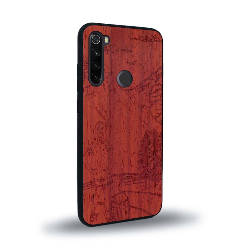 Coque de protection en bois véritable fabriquée en France pour Xiaomi Redmi Note 8T sur le thème de la randonnée en montagne et de l'aventure avec une gravure représentant une femme de dos face à un paysage de nature