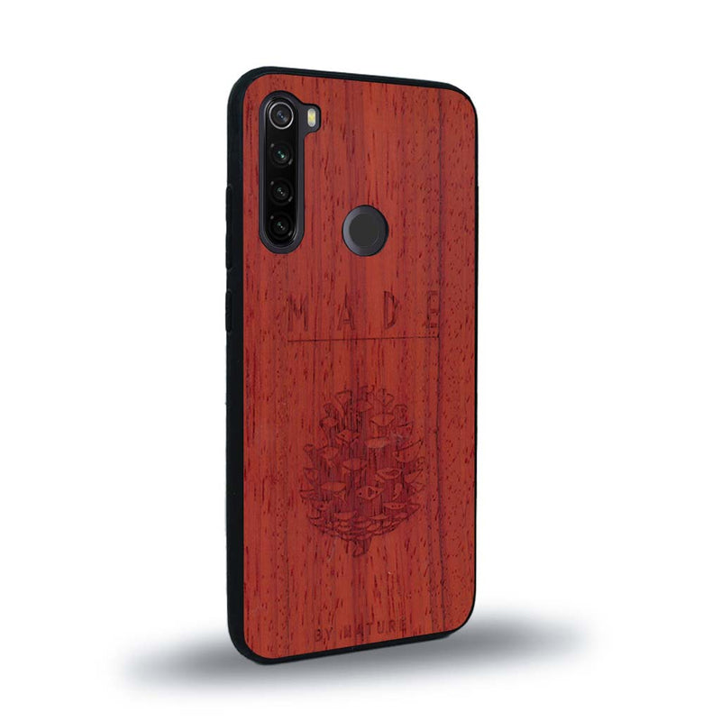 Coque de protection en bois véritable fabriquée en France pour Xiaomi Redmi Note 8T sur le thème de la nature et des arbres avec une gravure représentant une pomme de pin et la phrase "made by nature"