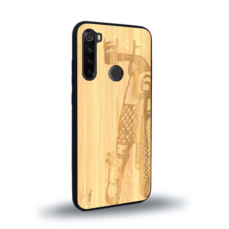 Coque de protection en bois véritable fabriquée en France pour Xiaomi Redmi Note 8T représentant une vue de face d'une femme sur une moto vintage dessinée à la main par l'artiste Maud Dabs