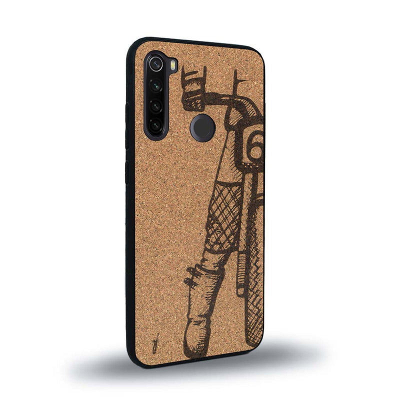 Coque de protection en bois véritable fabriquée en France pour Xiaomi Redmi Note 8T représentant une vue de face d'une femme sur une moto vintage dessinée à la main par l'artiste Maud Dabs