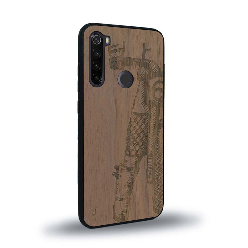 Coque de protection en bois véritable fabriquée en France pour Xiaomi Redmi Note 8T représentant une vue de face d'une femme sur une moto vintage dessinée à la main par l'artiste Maud Dabs