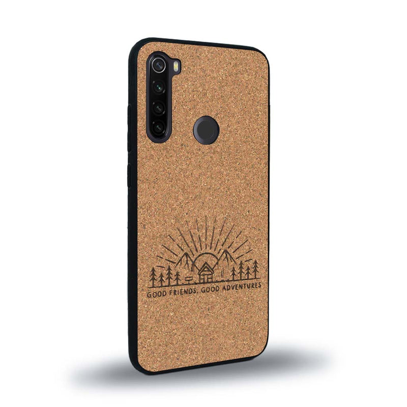 Coque de protection en bois véritable fabriquée en France pour Xiaomi Redmi Note 8T sur le thème chill et nature avec un motif représentant un levé de soleil sur un paysage de montagne avec des sapins et un chalet et la phrase "Good friends, good adventure"