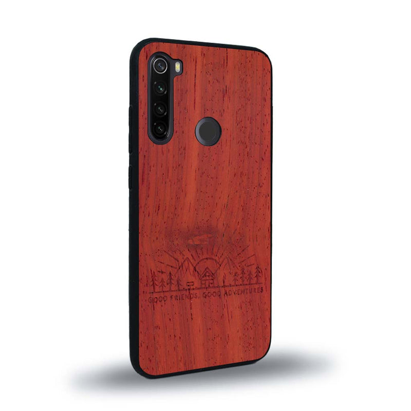 Coque de protection en bois véritable fabriquée en France pour Xiaomi Redmi Note 8T sur le thème chill et nature avec un motif représentant un levé de soleil sur un paysage de montagne avec des sapins et un chalet et la phrase "Good friends, good adventure"