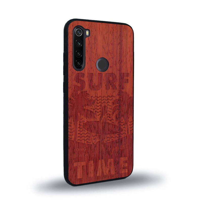 Coque de protection en bois véritable fabriquée en France pour Xiaomi Redmi Note 8T sur le thème chill avec un motif représentant une silouhette tenant une planche de surf sur une plage entouré de palmiers et les mots "Surf Time Long Beach Miami"