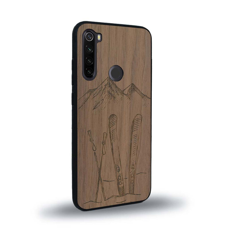 Coque de protection en bois véritable fabriquée en France pour Xiaomi Redmi Note 8T sur le thème de la montagne, du ski et de la neige avec un motif représentant une paire de ski plantée dans la neige avec en fond des montagnes enneigées