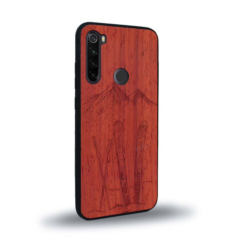 Coque de protection en bois véritable fabriquée en France pour Xiaomi Redmi Note 8T sur le thème de la montagne, du ski et de la neige avec un motif représentant une paire de ski plantée dans la neige avec en fond des montagnes enneigées