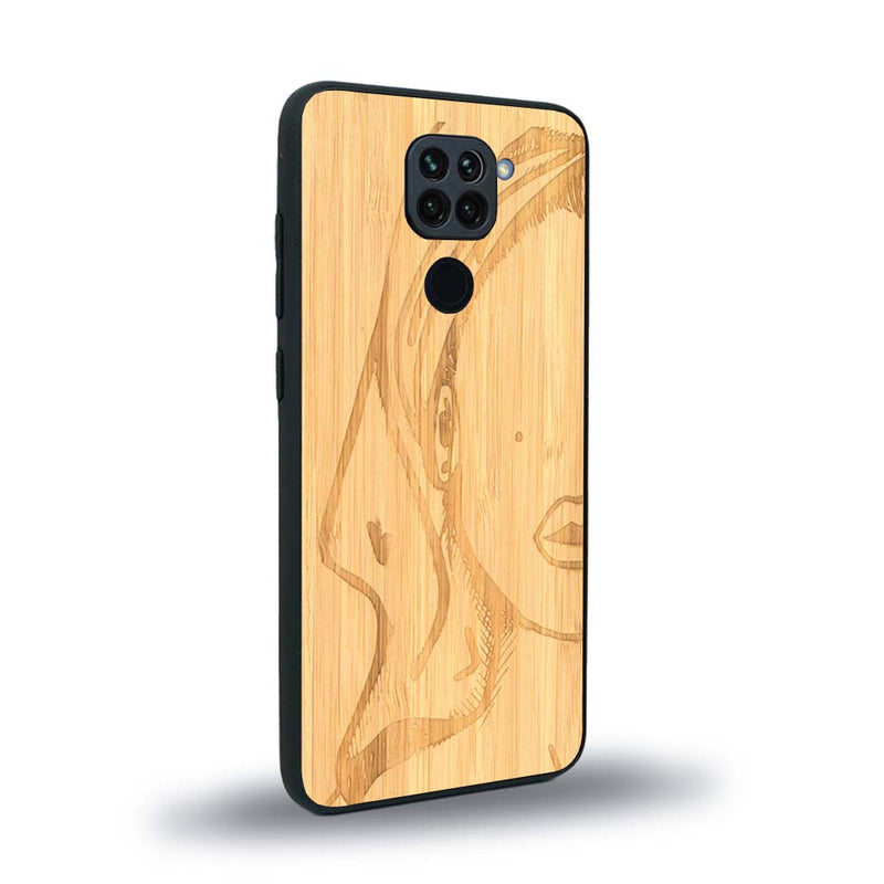 Coque de protection en bois véritable fabriquée en France pour Xiaomi Redmi Note 9 représentant une silhouette féminine épurée de type line art en collaboration avec l'artiste Maud Dabs