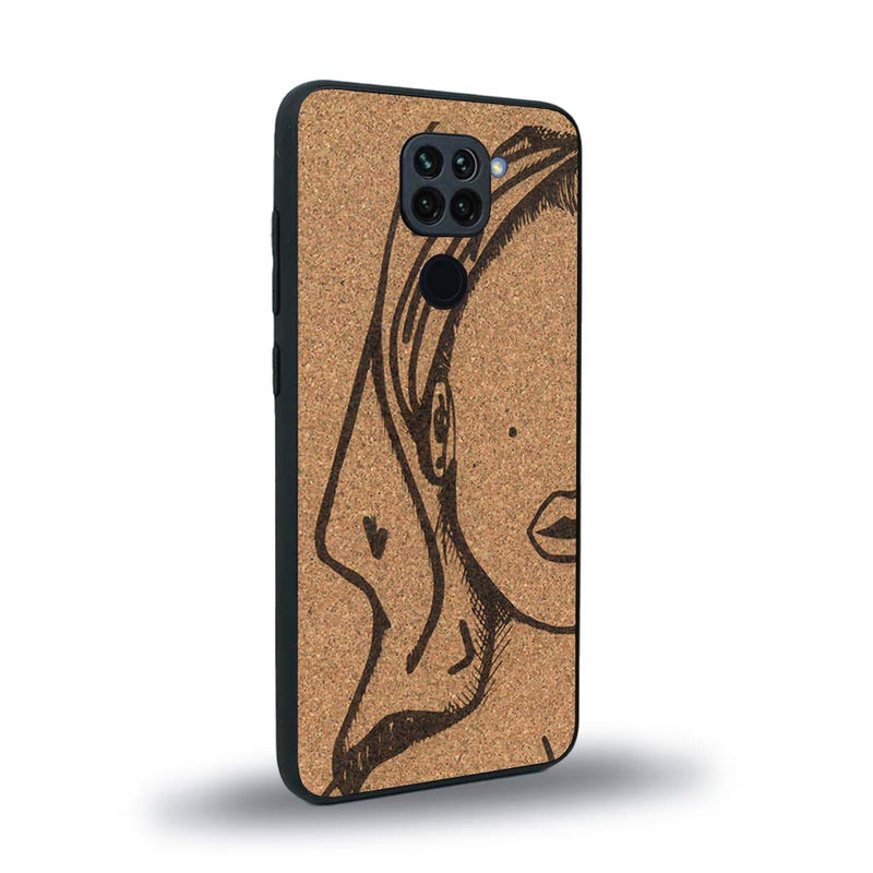 Coque de protection en bois véritable fabriquée en France pour Xiaomi Redmi Note 9 représentant une silhouette féminine épurée de type line art en collaboration avec l'artiste Maud Dabs