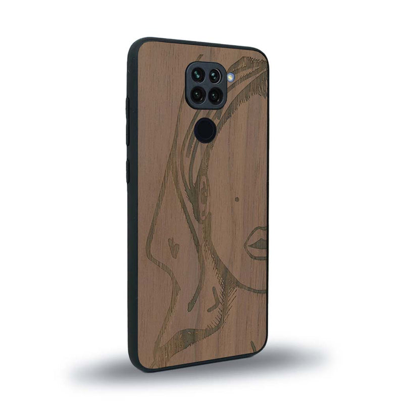 Coque de protection en bois véritable fabriquée en France pour Xiaomi Redmi Note 9 représentant une silhouette féminine épurée de type line art en collaboration avec l'artiste Maud Dabs