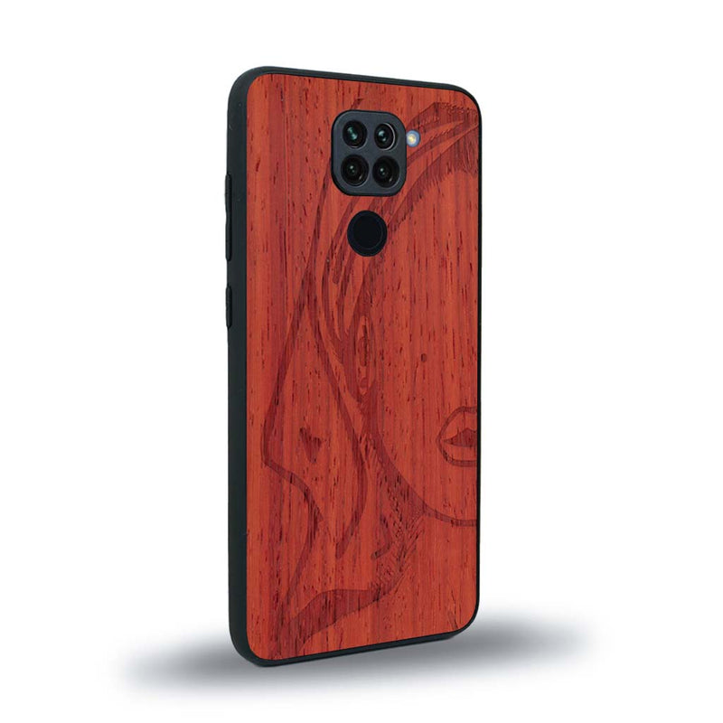 Coque de protection en bois véritable fabriquée en France pour Xiaomi Redmi Note 9 représentant une silhouette féminine épurée de type line art en collaboration avec l'artiste Maud Dabs