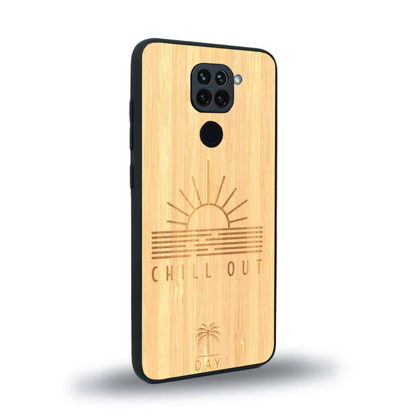 Coque de protection en bois véritable fabriquée en France pour Xiaomi Redmi Note 9 sur le thème chill avec un motif représentant un couché de soleil sur l'océan et la phrase "Chill out"